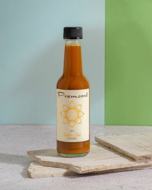 Premsoul Bio Golden Milk Chai Essenz, kleine Flasche auf Holzbrett